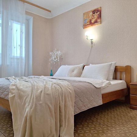 4 Ліжка З Балконом Документи Для Відряджень Мережа Alex Apartments Безконтатне Заселення 24-7 Poltava Exteriér fotografie